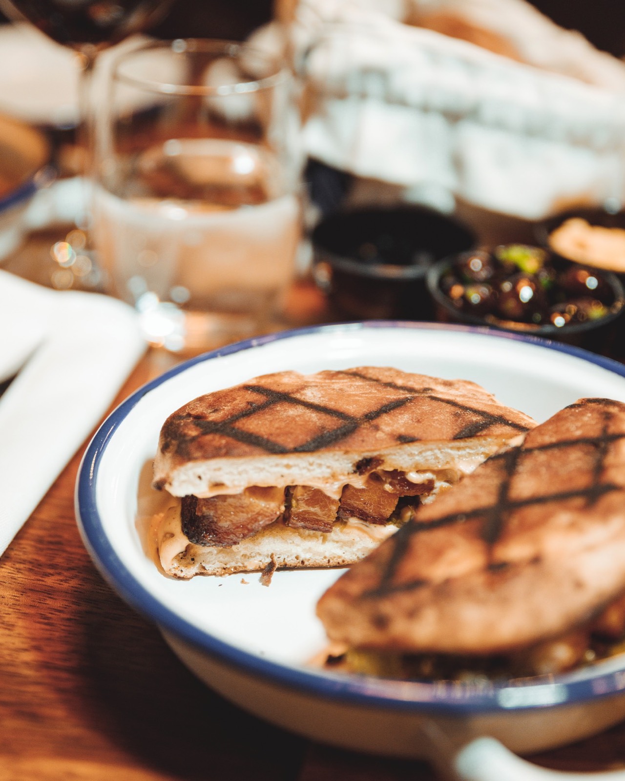 Sandes grelhada em bolo do caco com azeitonas e vinho tinto